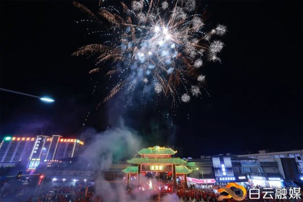 忠琦配资 中秋夜，白云群龙翻腾踏月来！现场超热闹→